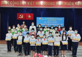 TP.HCM: Ủy ban MTTQ Việt Nam quận 8 trao 830 suất học bổng Nguyễn Hữu Thọ cho học sinh, sinh viên trên địa bàn 