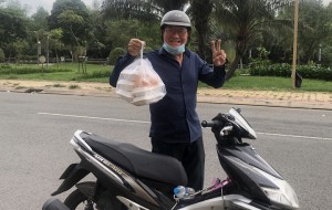 Nghệ sĩ Duy Phương bán bánh bèo mưu sinh