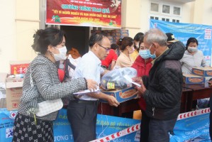 Nhóm Bạn Bè Yêu Sài Gòn (Fanpage) và các mạnh thường quân trao quà cho bà con nghèo tại tỉnh Lâm Đồng