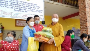 Trung tâm Nhân Đạo Từ Tâm thăm và tặng quà cho học sinh và người nghèo tỉnh Lâm Đồng