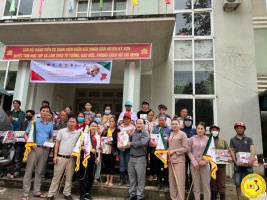 Trung ương Hội GDCSSKCĐ Việt Nam: Trao quà hỗ trợ bà con vùng lũ huyện Kỳ Sơn, Nghệ An