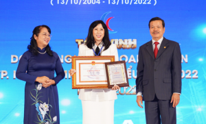 Bà Hồ Nhật Tú Trinh – Trưởng Văn phòng công chứng Hồ Nhật Tú Trinh vinh dự được tôn vinh doanh nhân, doanh nghiệp tiêu biểu TP.HCM năm 2022