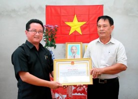 Ông Hồ Minh Sơn – Viện trưởng Viện IMRIC, Tạp chí Nhiếp ảnh và Đời sống vinh dự nhận bằng khen của Chủ tịch UBND Bến Tre