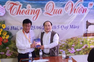 Đại diện Trung Tâm UNESCO VTT dự lễ ra mắt tập thơ văn “Gió thoảng qua vườn”.