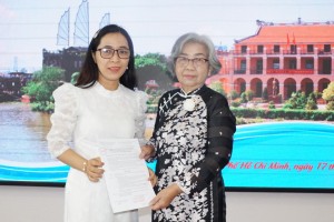 Bà Hồ Thị Kim Thu – Giám đốc Trung Tâm Unesco nghiên cứu văn chương Việt Nam trao quyết định Ra mắt CLB Văn thơ Sài Gòn
