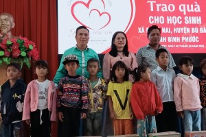 Tạp chí Truyền thống và Phát triển trao 40 suất quà cho con em đồng bào xã Đồng Nai, Bù Đăng