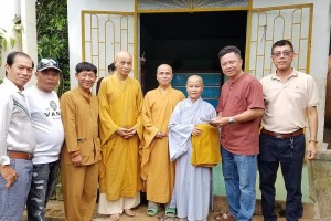 Nghệ sĩ và Doanh nhân trao quà ở Niệm Phật Đường nhân mùa Lễ Vu Lan