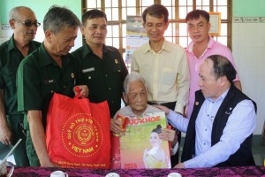 VPĐD VACHE tại TP. HCM tặng quà cho Bà mẹ Việt Nam anh hùng và Cựu chiến binh khó khăn dịp Tết Giáp Thìn 2024