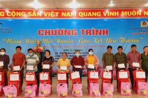 Bến Tre: Học viện Tư pháp cơ sở TP.HCM và Công an huyện Châu Thành tặng quà cho bà con nghèo nhân kỷ niệm 77 năm ngày thương binh - liệt sĩ