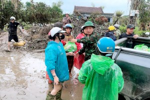 Ban Nội chính Đắk Lắk và Tạp chí Sức Khỏe Cộng Đồng về với bà con vùng lũ