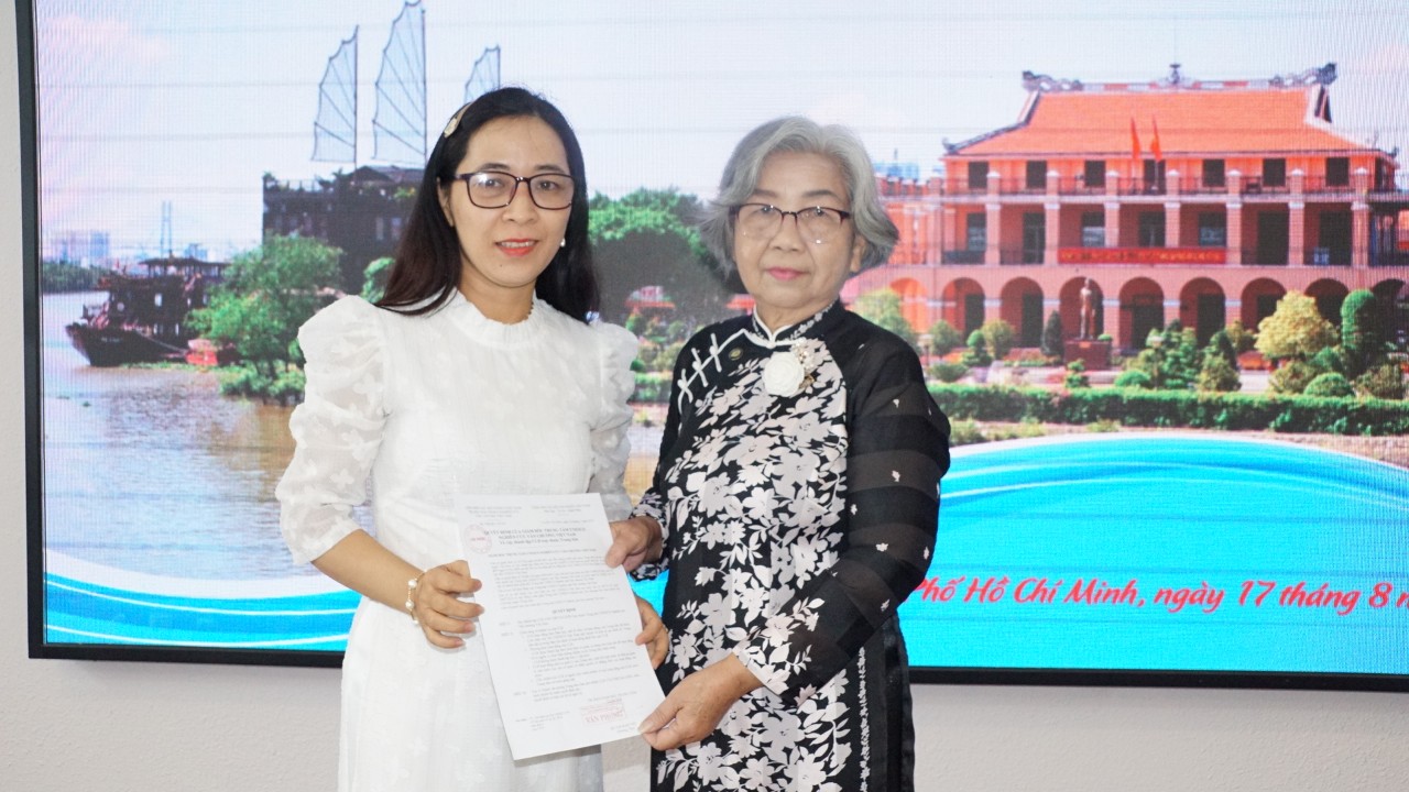 Bà Hồ Thị Kim Thu – Giám đốc Trung Tâm Unesco nghiên cứu văn chương Việt Nam trao quyết định Ra mắt CLB Văn thơ Sài Gòn