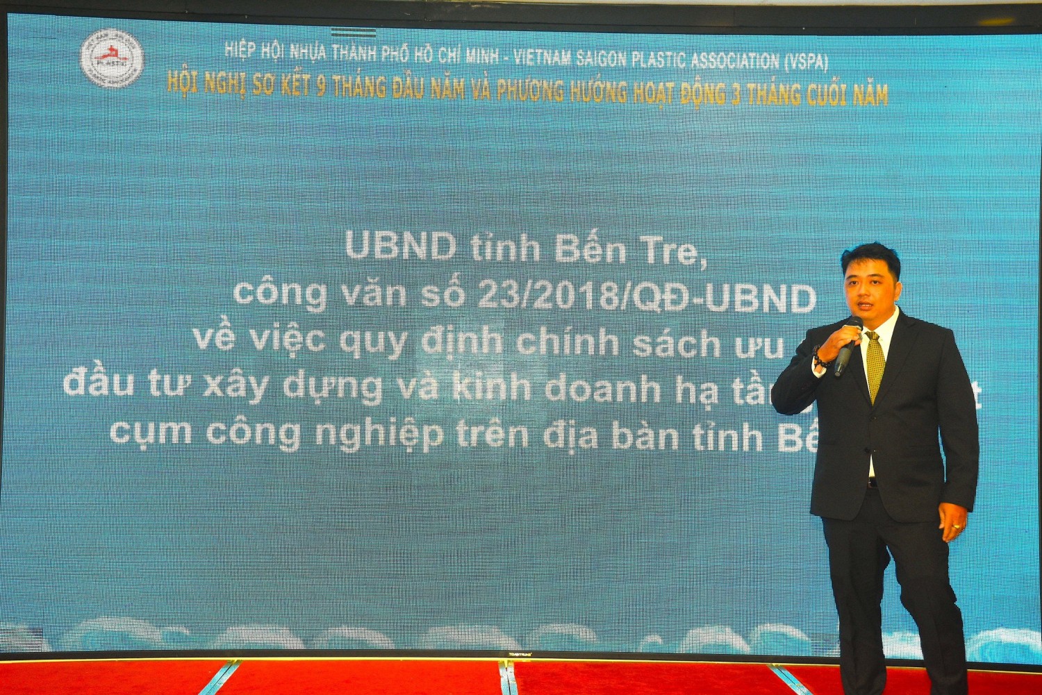 Ông Chung Tấn Cường – Chủ tịch Hiệp hội nhựa Tp. HCM công bố quyết định về các chính sách ưu đãi của ủy ban nhân dân tỉnh Bến Tre dành cho nhà đầu tư vào 2 cụm công nghiệp