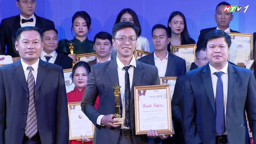 Ông Trần Phùng Thanh Long, Giám đốc hệ thống shop mỹ phẩm Thanh Tuyền nhận Cúp và giấy chứng nhận danh hiệu Top 10 Thương hiệu dẫn đầu 2024, tại nhà hát Bến Thành, truyền hình trực tiếp trên sóng Đài PTTH HTV1